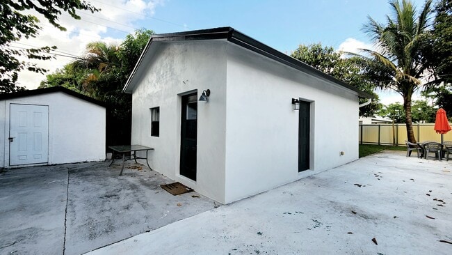 421 W Evanston Cir in Fort Lauderdale, FL - Building Photo - Building Photo