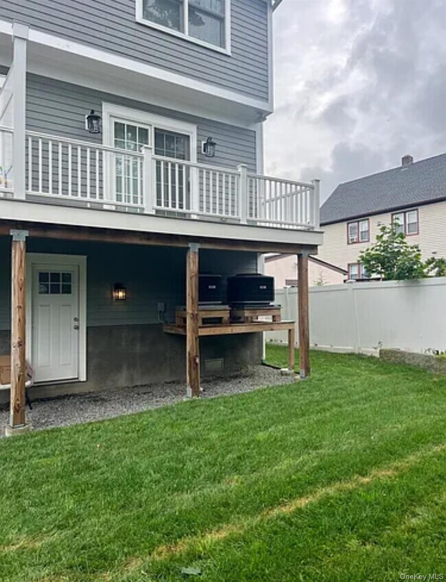 89 Bradford St in Harrison, NY - Building Photo - Building Photo