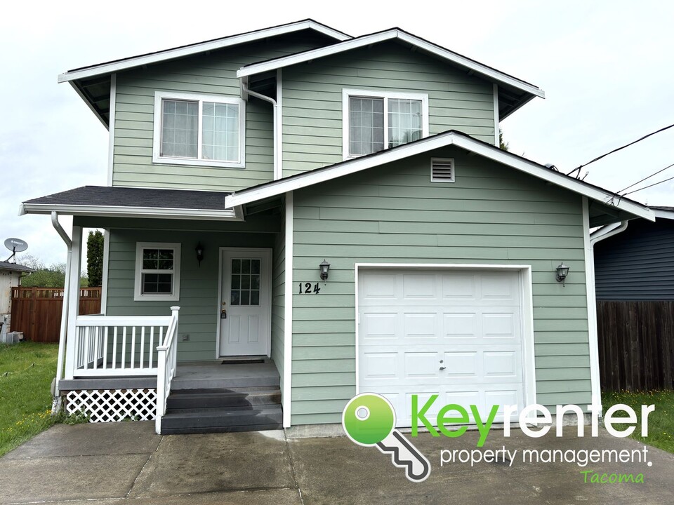 124 5th Ave SW in Pacific, WA - Building Photo