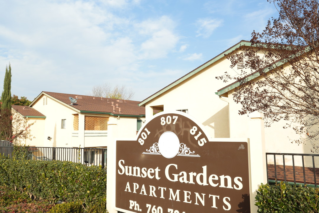 Sunset Gardens in Vista, CA - Building Photo