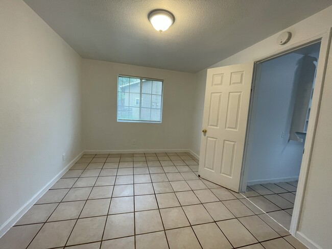 7723 Molinos Ave, Unit C in Los Molinos, CA - Building Photo - Building Photo