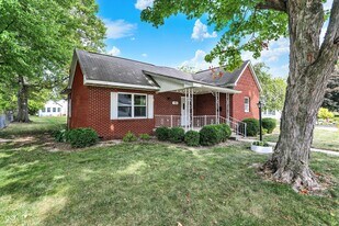 303 E 4th St in Sheridan, IN - Building Photo