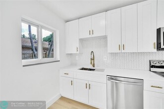 513 SW 15th St in Fort Lauderdale, FL - Foto de edificio - Building Photo