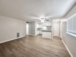 201 S Kaysie St in Angleton, TX - Building Photo - Building Photo