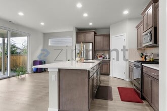 8206 14th St SE in Lake Stevens, WA - Foto de edificio - Building Photo