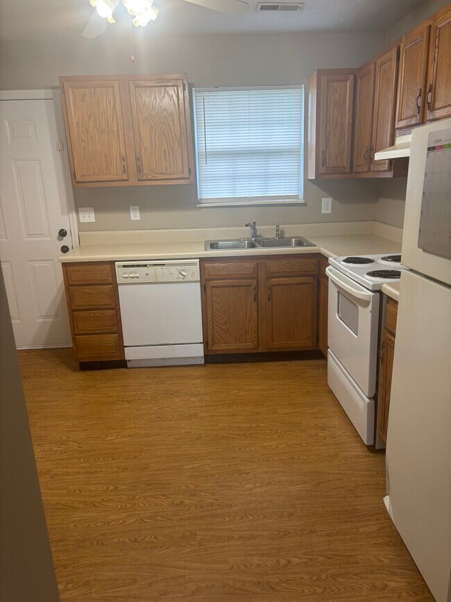 3210 Linda Lou Way, Unit Creekside Duplexes in Knoxville, TN - Building Photo - Building Photo