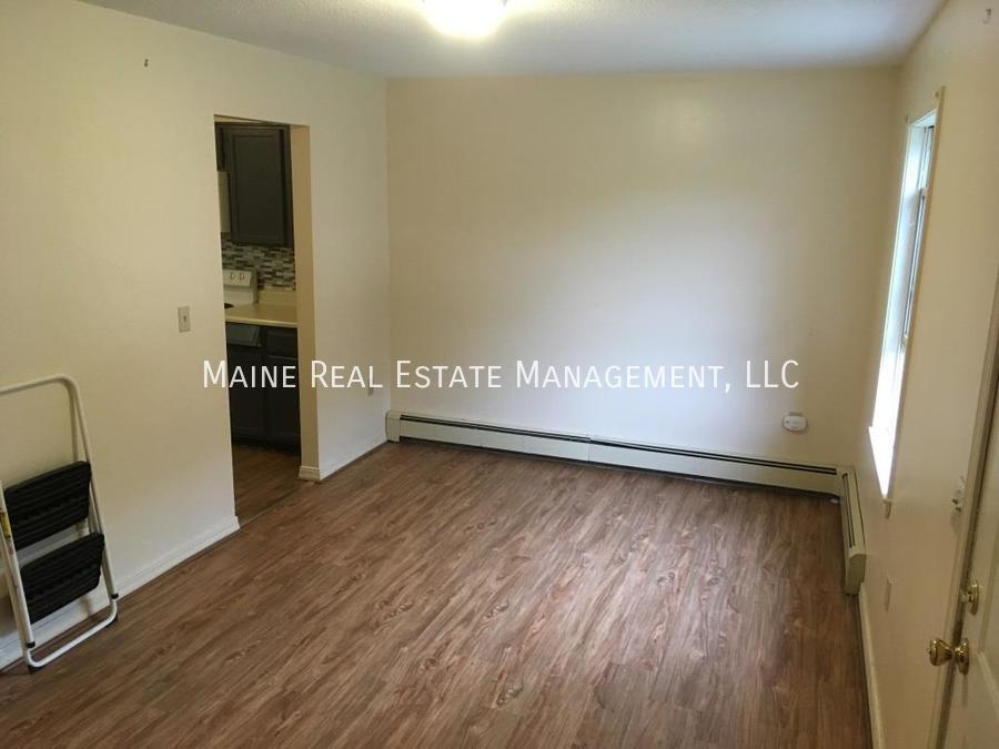411 Old County Rd, Unit Apt. 8 in Hampden, ME - Building Photo
