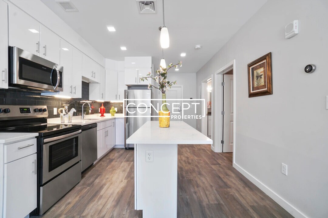 98 Bishop Allen Dr in Cambridge, MA - Building Photo