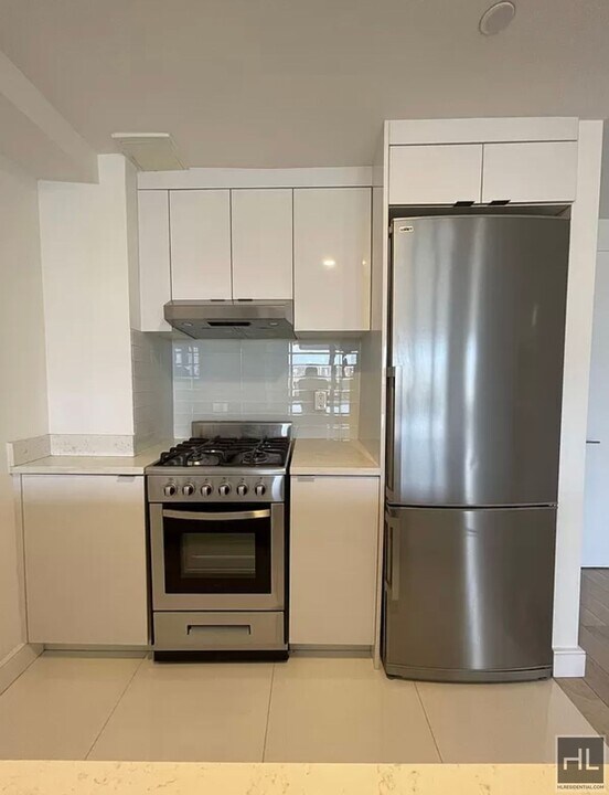 Gorgeous Rent Stabilized 1 bed spanning 700 sq feet - Heat, HW & Cooking gas included, DW Private... in Queens, NY - Foto de edificio