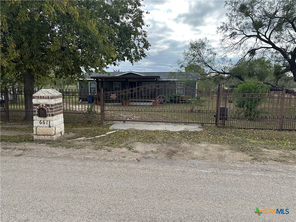 661 Longhorn Trail in Seguin, TX - Building Photo