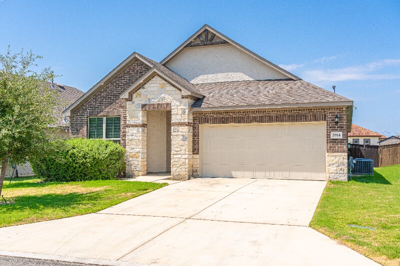3914 Brazos Bend in San Antonio, TX - Building Photo