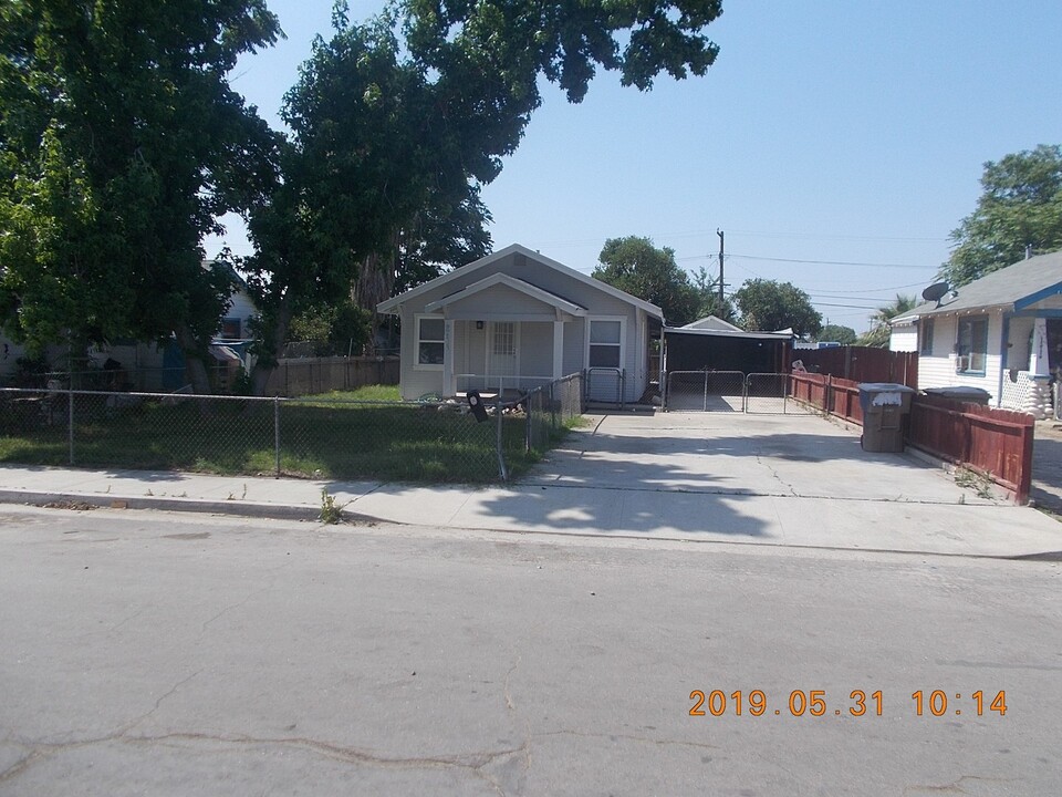 211 Moneta Ave in Bakersfield, CA - Building Photo