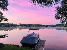 6504 Buckshore Dr in Whitmore Lake, MI - Building Photo