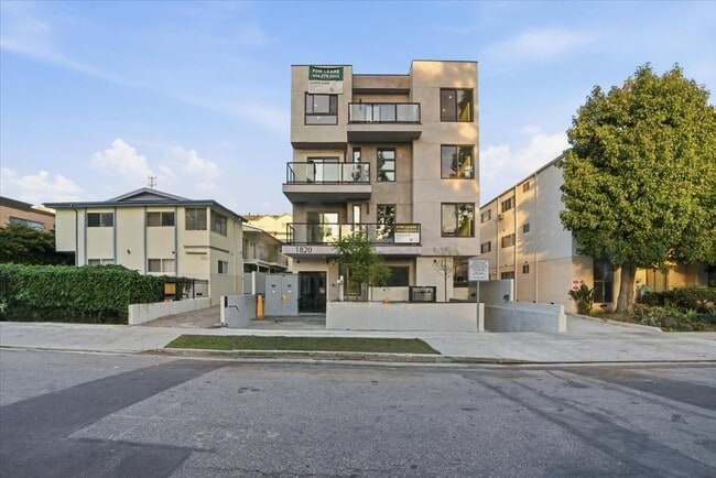 1820 Prosser Ave, Unit 201 in Los Angeles, CA - Foto de edificio - Building Photo