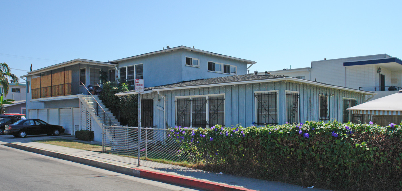 10840 Charnock Rd in Los Angeles, CA - Foto de edificio