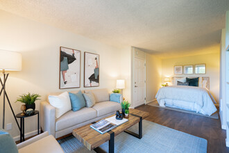 Castlewood Apartments in Walnut Creek, CA - Building Photo - Interior Photo