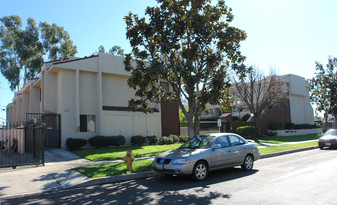 Denny Place & Willow Wood Apartments in North Hollywood, CA - Building Photo - Building Photo