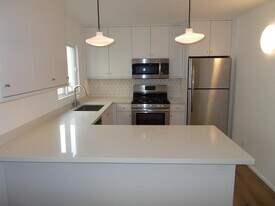 925 W Balboa Blvd in Newport Beach, CA - Building Photo