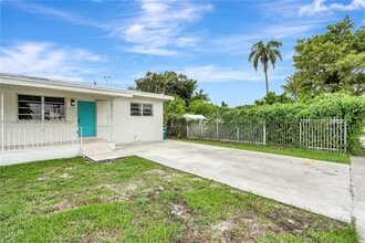 1340 NW 102nd St in Miami, FL - Building Photo - Building Photo