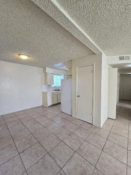2553 S Holloway Ave, Unit 102 in Fresno, CA - Building Photo