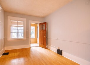 2061 Queen St in Regina, SK - Building Photo - Building Photo