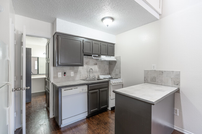 Parkside Apartments in Mansfield, TX - Building Photo - Interior Photo