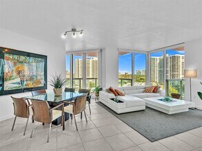 3370 Hidden Bay Dr in Aventura, FL - Building Photo - Building Photo