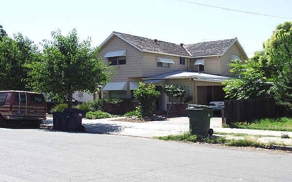 209 W 5th St in Antioch, CA - Foto de edificio - Building Photo