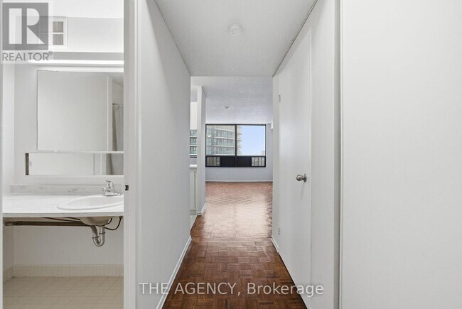 2360 Dundas St W in Toronto, ON - Building Photo - Building Photo