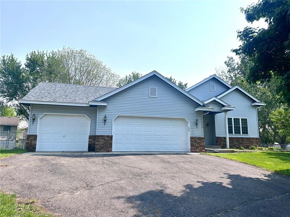11905 Silverod St NW in Coon Rapids, MN - Building Photo