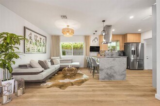 110 SW 22nd Rd in Miami, FL - Foto de edificio - Building Photo
