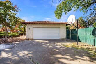 1096 Corino Real Ct in Chico, CA - Building Photo - Building Photo