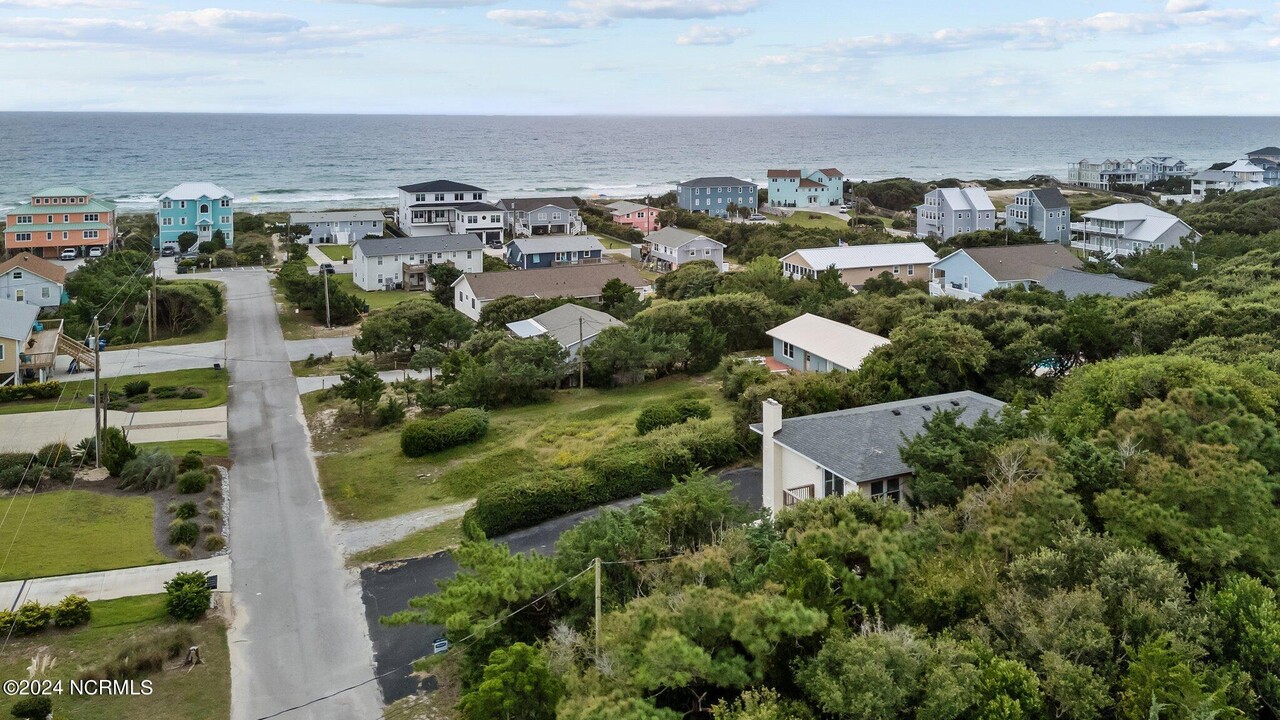 109 Yaupon Dr in Emerald Isle, NC - Building Photo