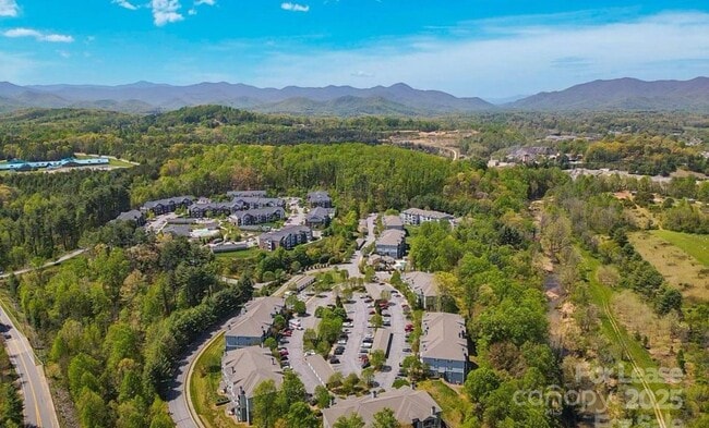 300 Vista Lake Dr in Candler, NC - Building Photo - Building Photo