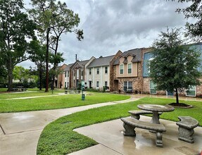 10730 Briar Forest Dr in Houston, TX - Building Photo - Building Photo