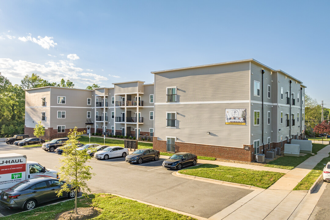 600 Station Square Apartments in Greensboro, NC - Building Photo