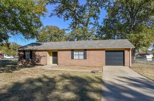 101 Adirondack Ln in Roland, OK - Building Photo