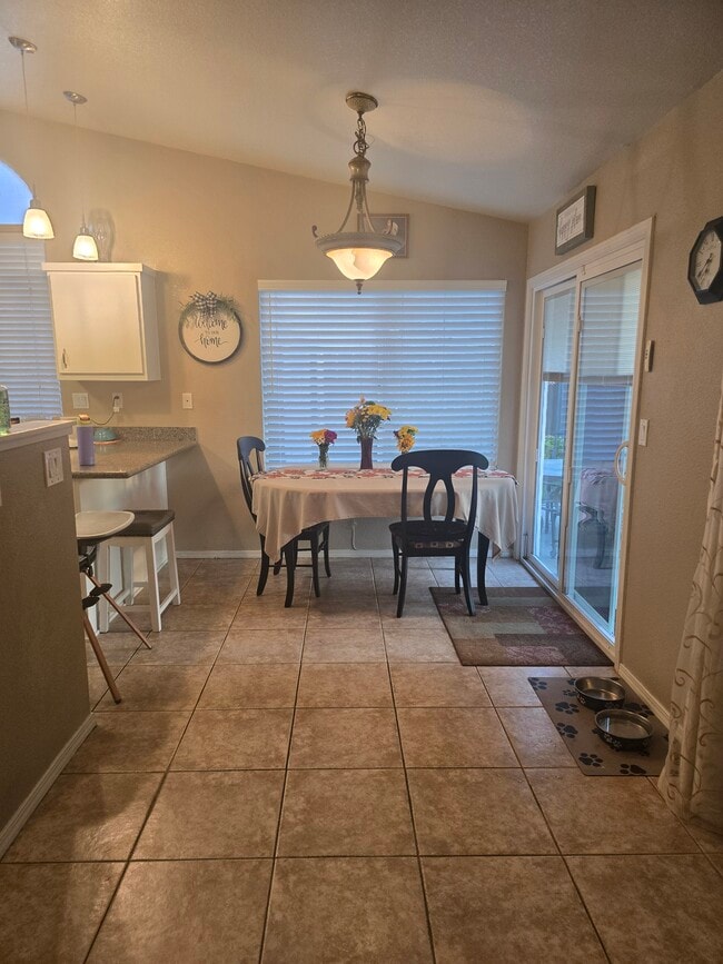 6225 Colony Park Dr in Riverbank, CA - Foto de edificio - Building Photo