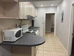 560 Bathurst St in Toronto, ON - Building Photo - Building Photo