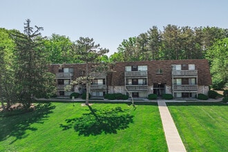 Foxes' Lair Apartments in Elyria, OH - Foto de edificio - Building Photo