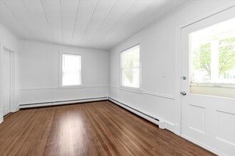 23 S Bayles Ave in Port Washington, NY - Building Photo - Building Photo