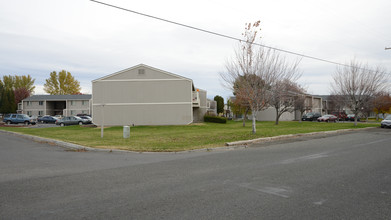 410 S Hill Rd in Sunnyside, WA - Building Photo - Building Photo