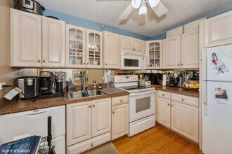 111 W Maple St, Unit 1508 in Chicago, IL - Building Photo - Building Photo