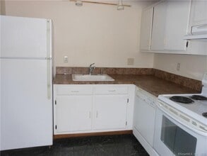 7 Padanaram Rd in Danbury, CT - Building Photo - Building Photo