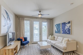 Edge at 1702 in Tampa, FL - Foto de edificio - Building Photo