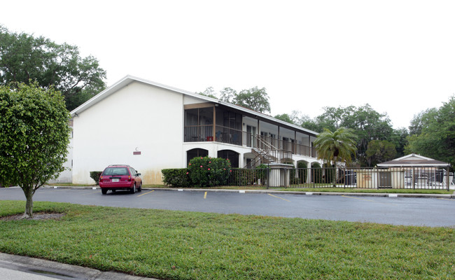 Oakwood Gardens in Sarasota, FL - Foto de edificio - Building Photo