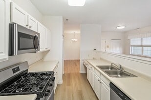 1137 Mt Vernon Dr in Grayslake, IL - Building Photo