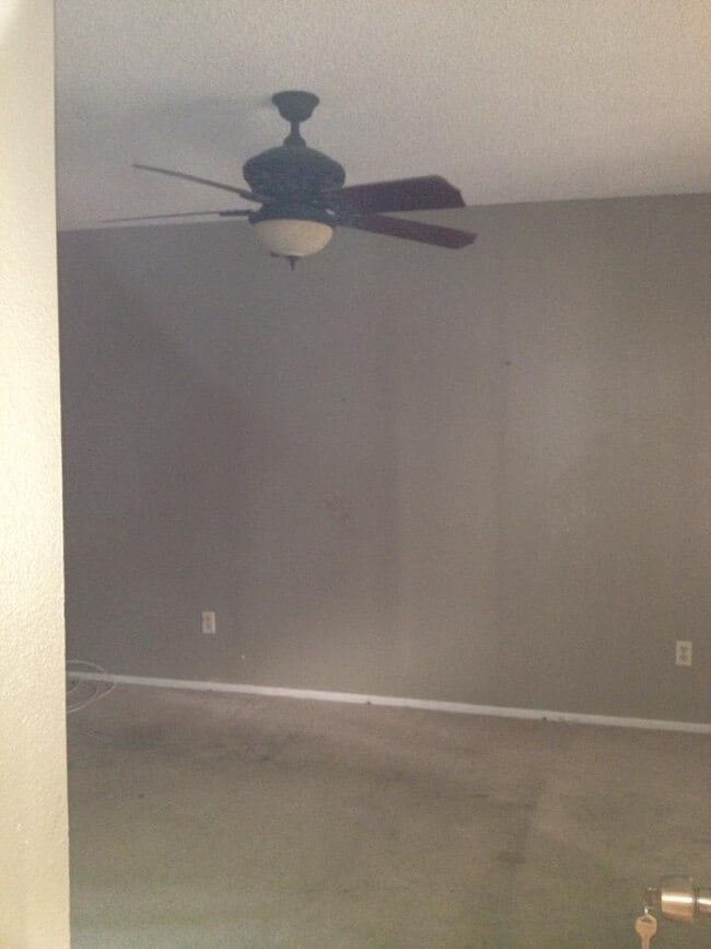 2047 Greenbriar St in Colton, CA - Building Photo - Building Photo