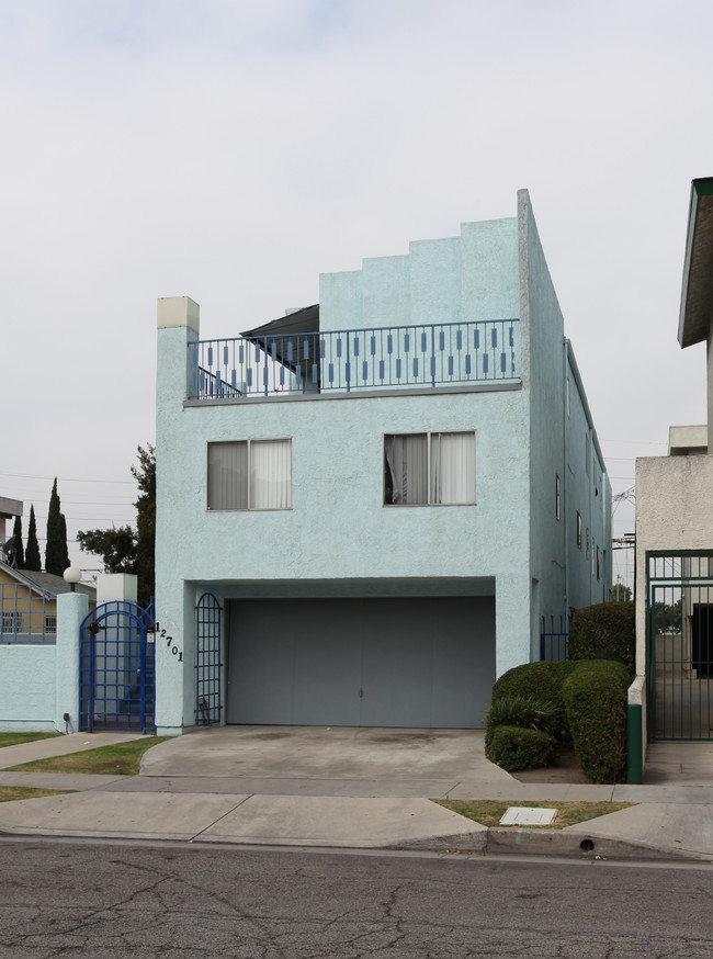 12701 Fonthill Ave in Hawthorne, CA - Foto de edificio - Building Photo