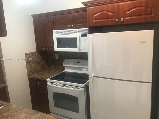 6740 NW 175th Ln in Hialeah, FL - Building Photo - Building Photo